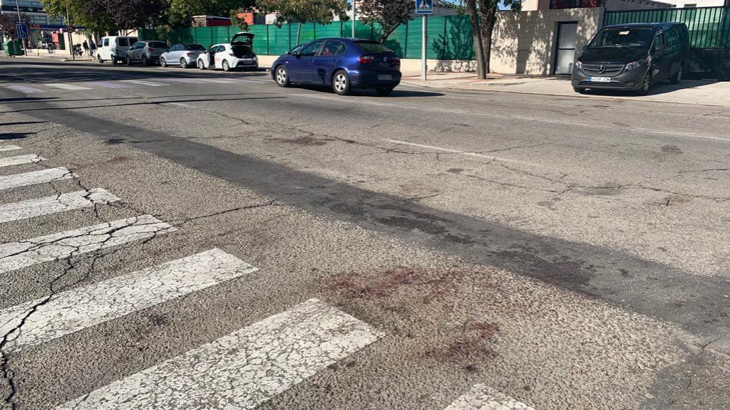 Manchas de sangre en el suelo frente al restaurante.