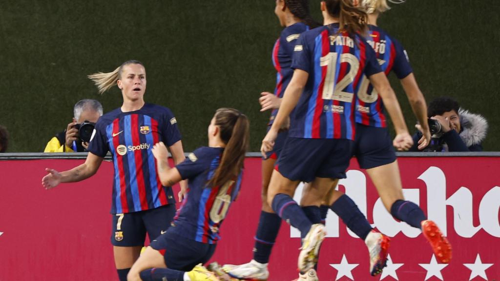 Las jugadoras del Barcelona celebran el gol.