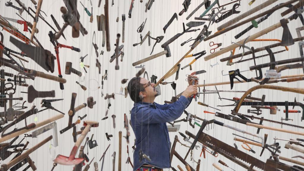 Damián Ortega durante el montaje de 'Controller of the Universe', 2007. Foto: Belén de Benito / Centro Botín