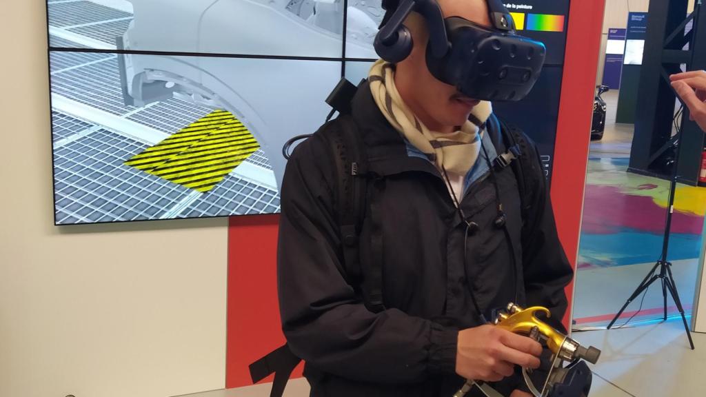 Una persona prueba la realidad aumentada en la aplicación de la pintura de un vehículo.