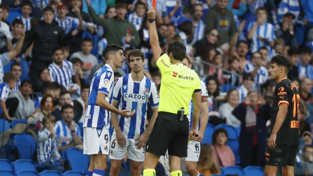 Munuera Montero muestra tarjeta roja directa a Aritz Elustondo