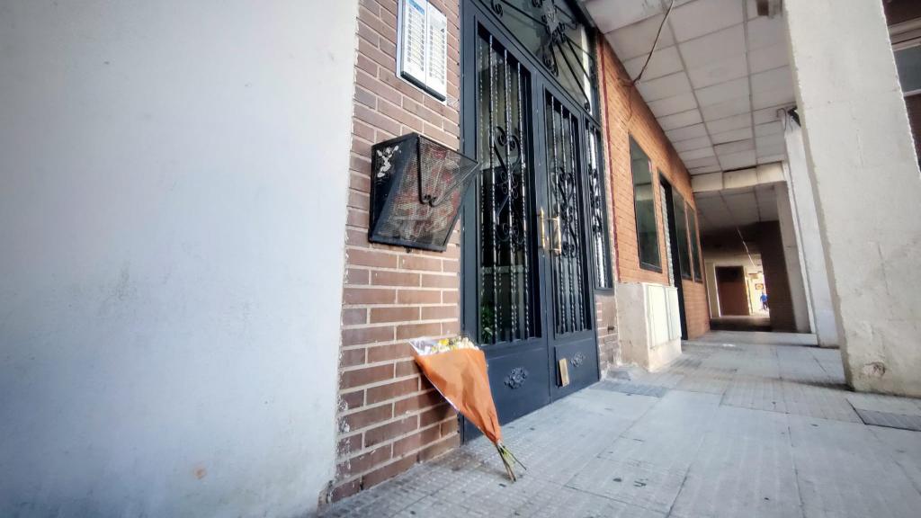 Un ramo de flores a las puertas del portal del suceso.
