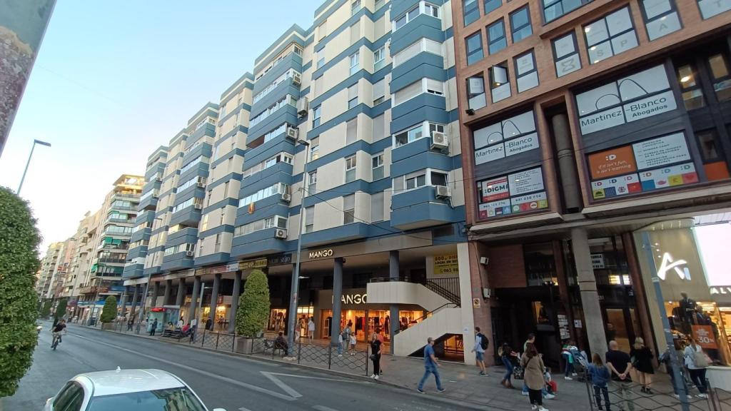 Las principales franquicias de moda tiene sus tiendas en esta avenida de Alicante.