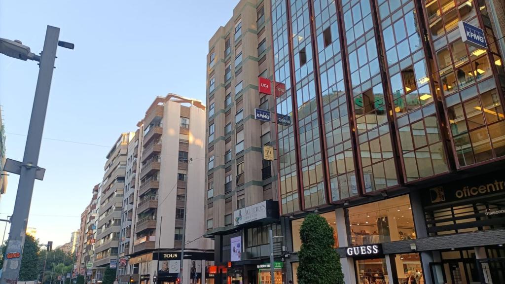 También hay muchas firmas de servicios con sus oficinas en Maisonnave.