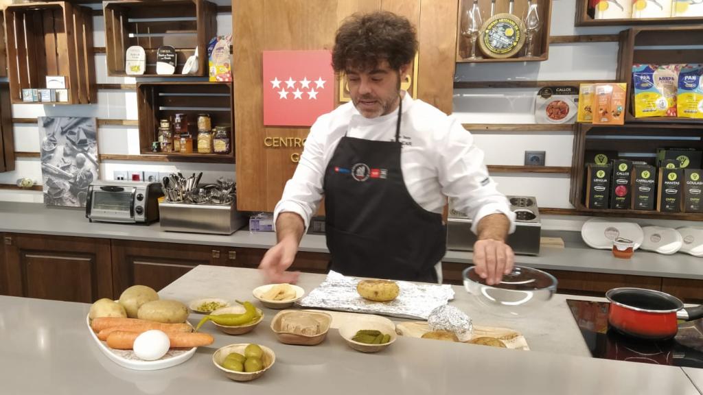 Jorge Baeza, preparando los ingredientes de su ensaladilla.