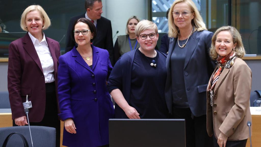 La vicepresidenta Nadia Calviño posa con el resto de ministras de Economía durante el Eurogrupo de este lunes