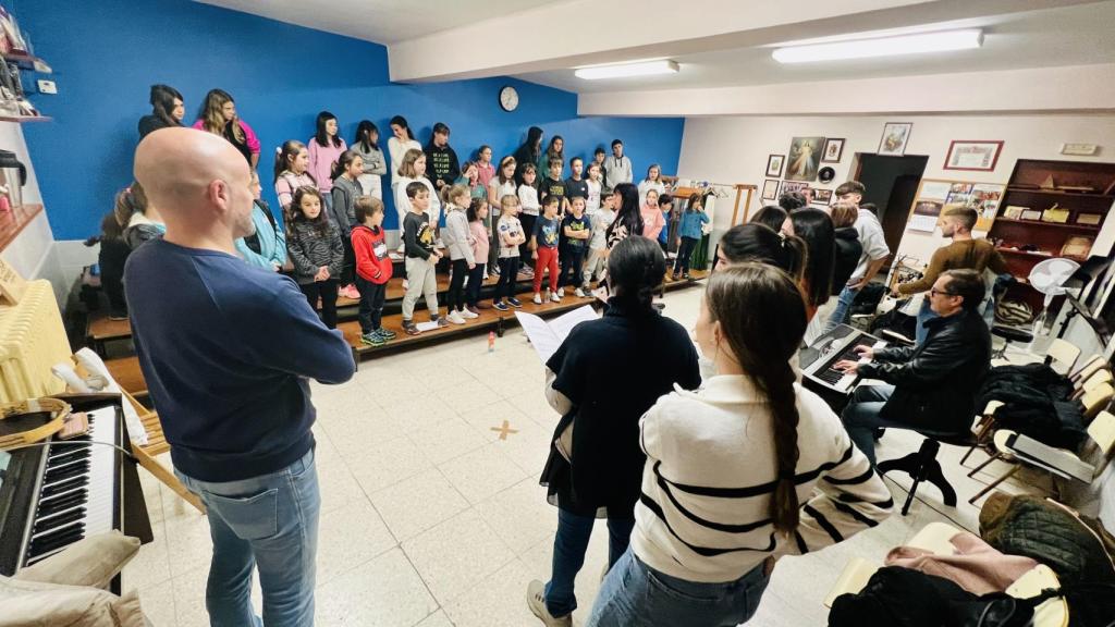 Ensayo del coro infantil con alumnos de la UBU