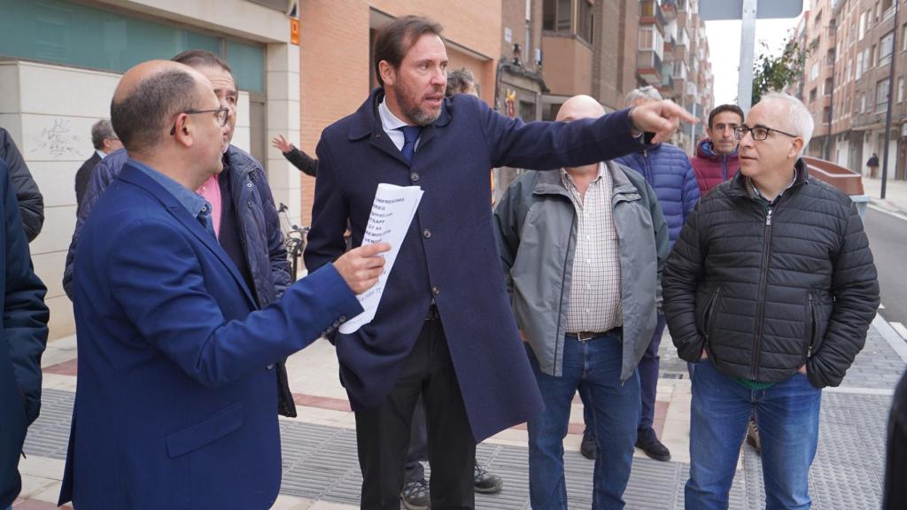 Óscar Puente en la visita a las obras de la calle Seo