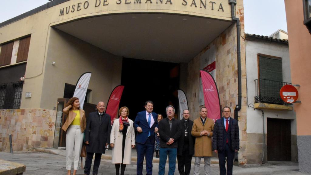 Clara San Damián, José María Barrios, Isabel García, Alfonso Fernández Mañueco, Francisco Guarido, Francisco Requejo, Fernando Varela y Ángel Blanco, frente al Museo de Semana Santa de Zamora