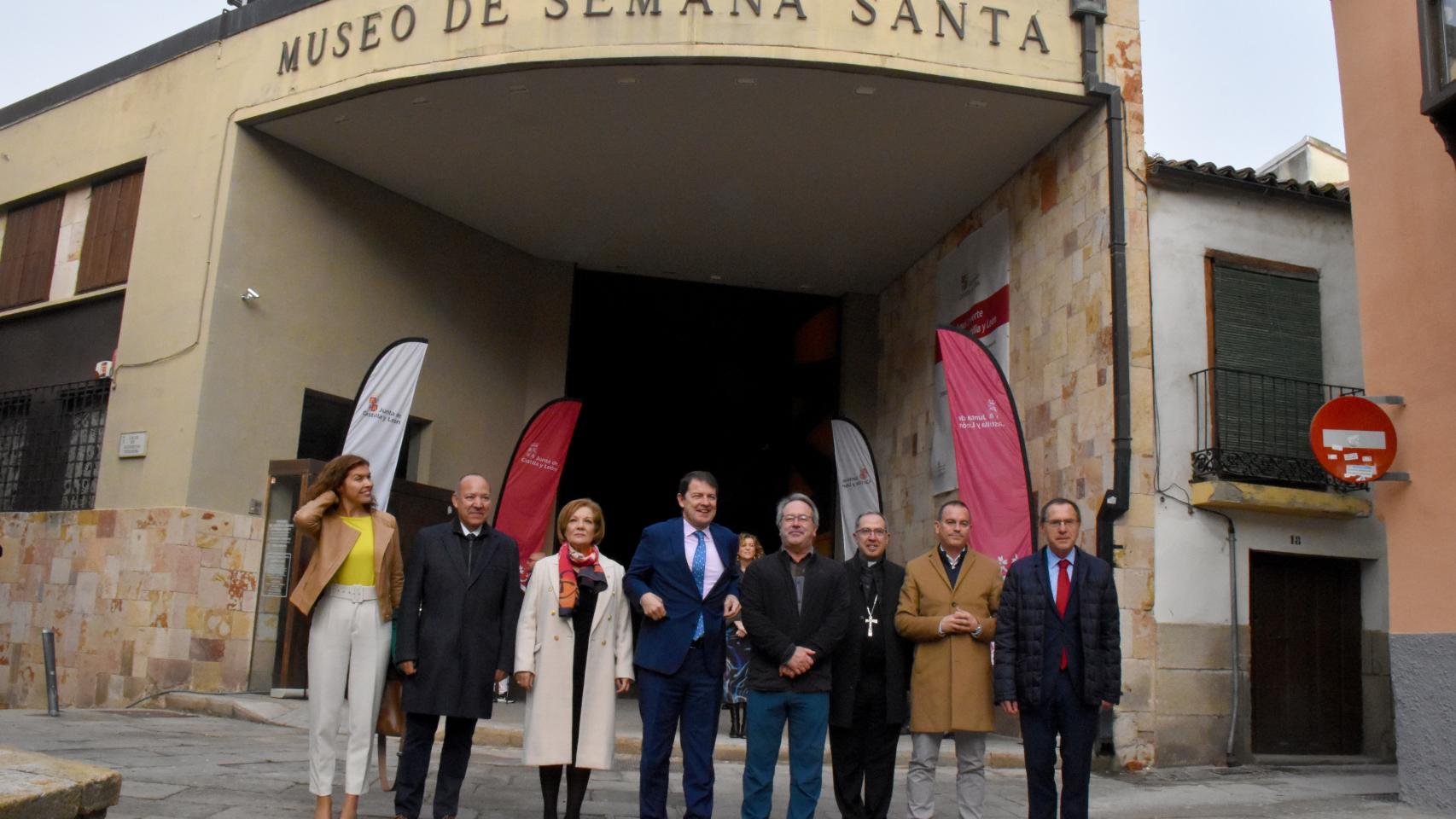 Clara San Damián, José María Barrios, Isabel García, Alfonso Fernández Mañueco, Francisco Guarido, Francisco Requejo, Fernando Varela y Ángel Blanco, frente al Museo de Semana Santa de Zamora