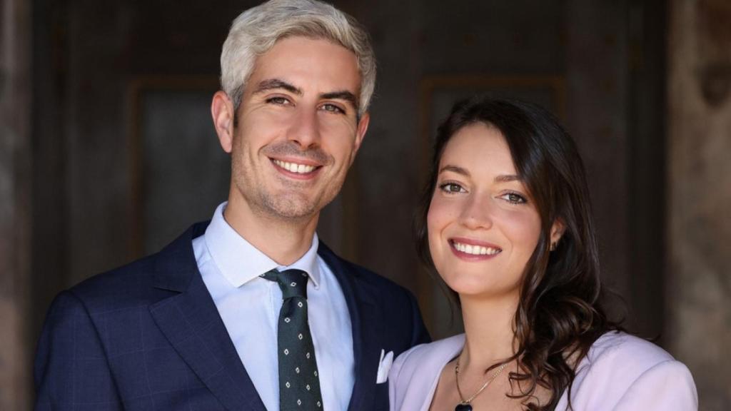 Alexandra y su prometido en la foto oficial de su compromiso.