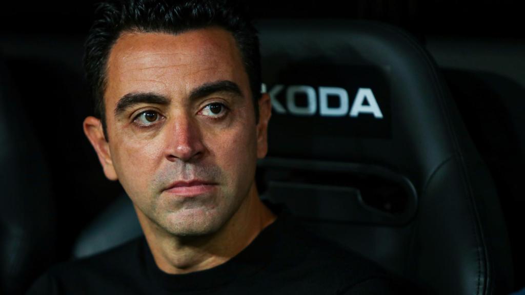 Xavi Hernández, en el banquillo del Camp Nou