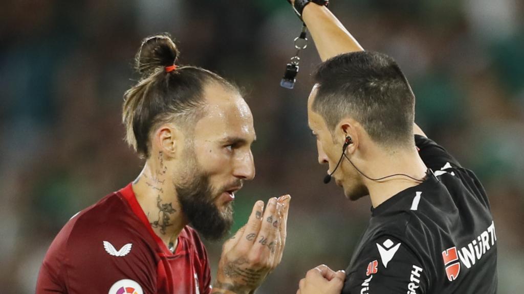 Gudelj, del Sevilla, ante el árbitro pidiéndole que se vaya.