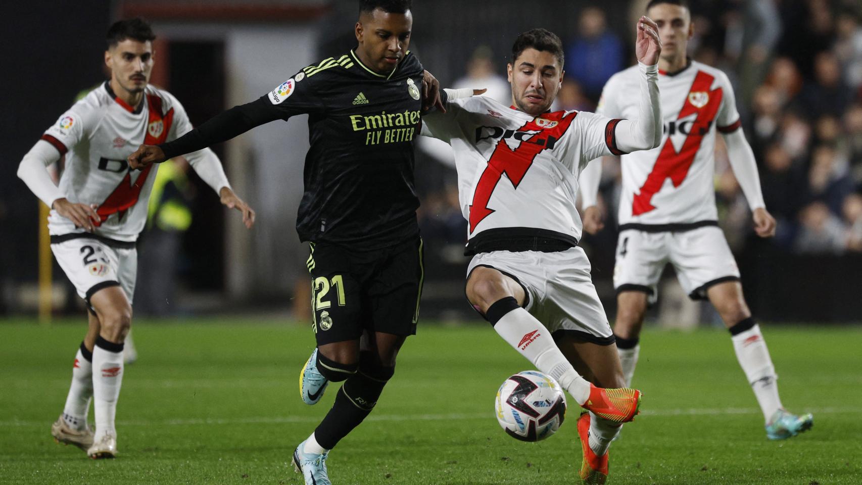 Rodrygo pelea un balón.