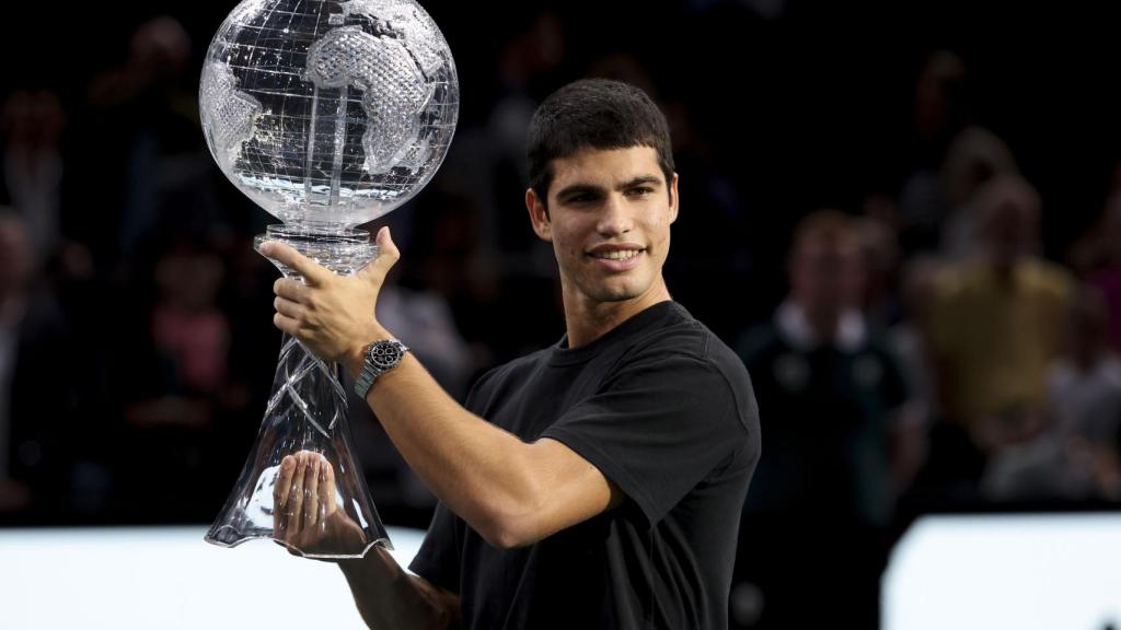 Carlos Alcaraz con el trofeo de número uno del mundo de la ATP 2022