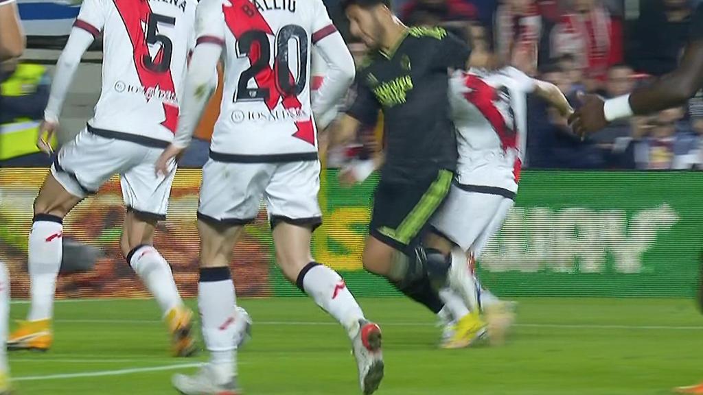Penalti a Marco Asensio pitado con ayuda del VAR