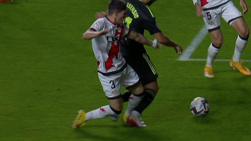 Penalti a Marco Asensio pitado con ayuda del VAR