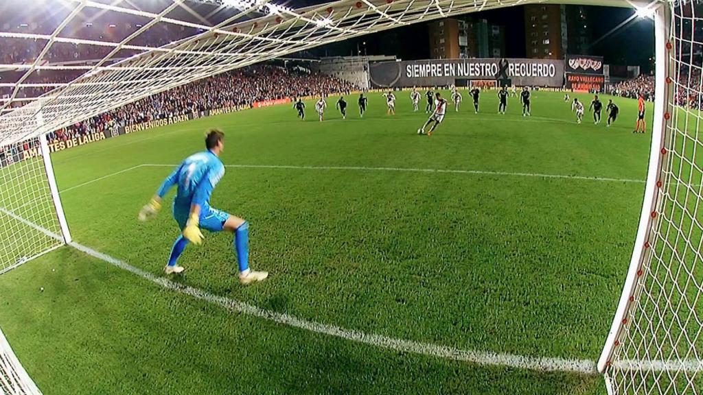 El VAR manda repetir el penalti del Rayo por la entrada de jugadores del Real Madrid antes del lanzamiento