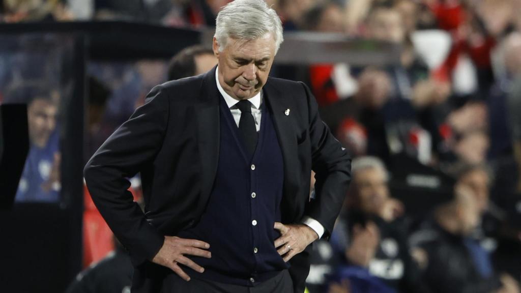 Ancelotti, cabizbajo tras perder frente al Rayo Vallecano.