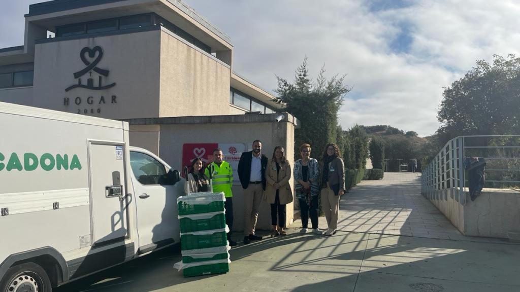 Primera entrega de alimentos al Centro Hogar Cáritas 2000. Foto: Mercadona.