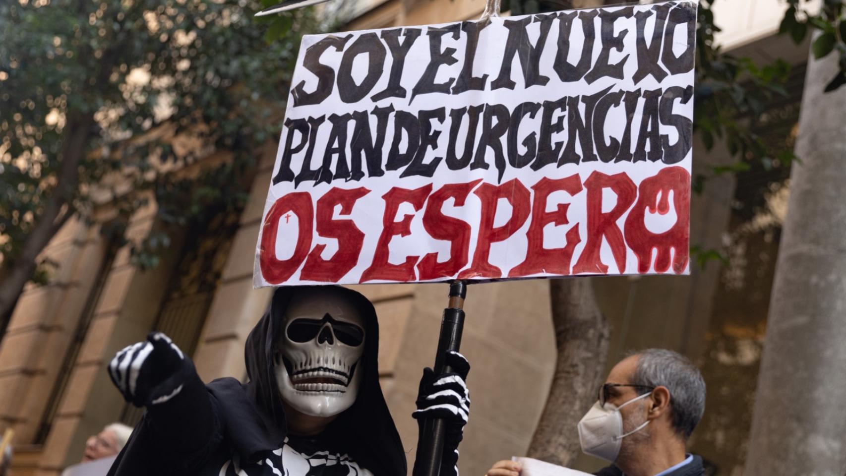 Un manifestante durante la huelga convocada por asociaciones vecinales a finales de octubre.