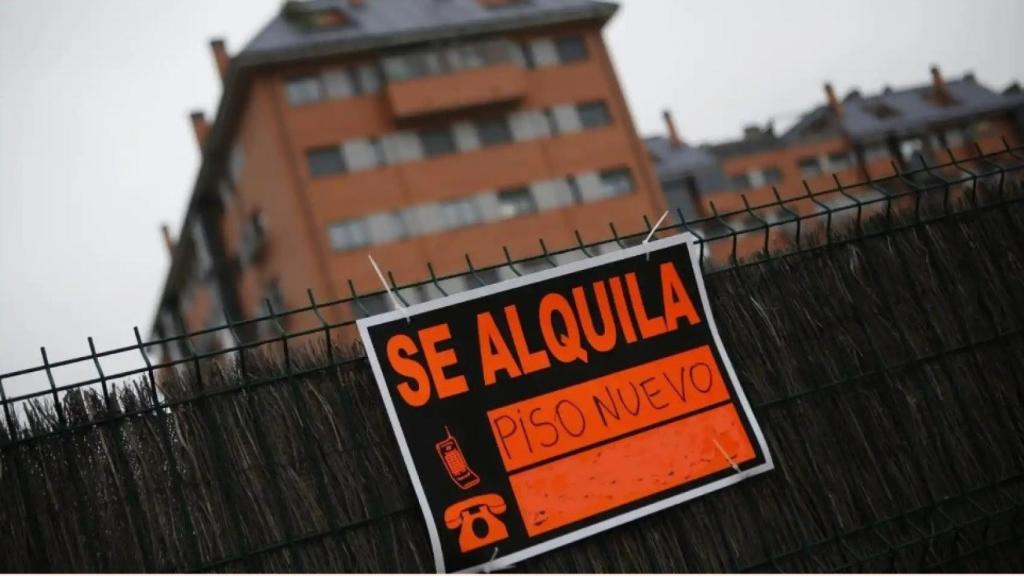 Cartel de alquiler de una vivienda.