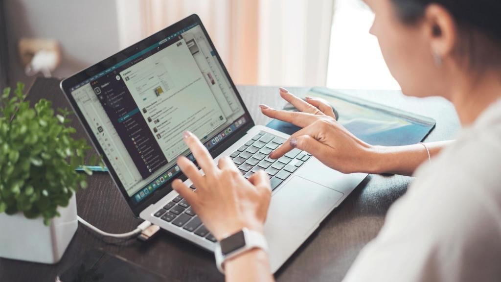 Imagen de archivo de una mujer trabajando desde su casa.