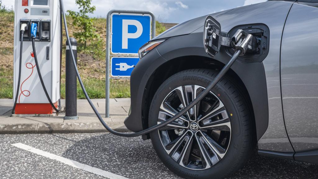 Toyota acaba de lanzar su primera gran apuesta por el eléctrico: el bZ4X.