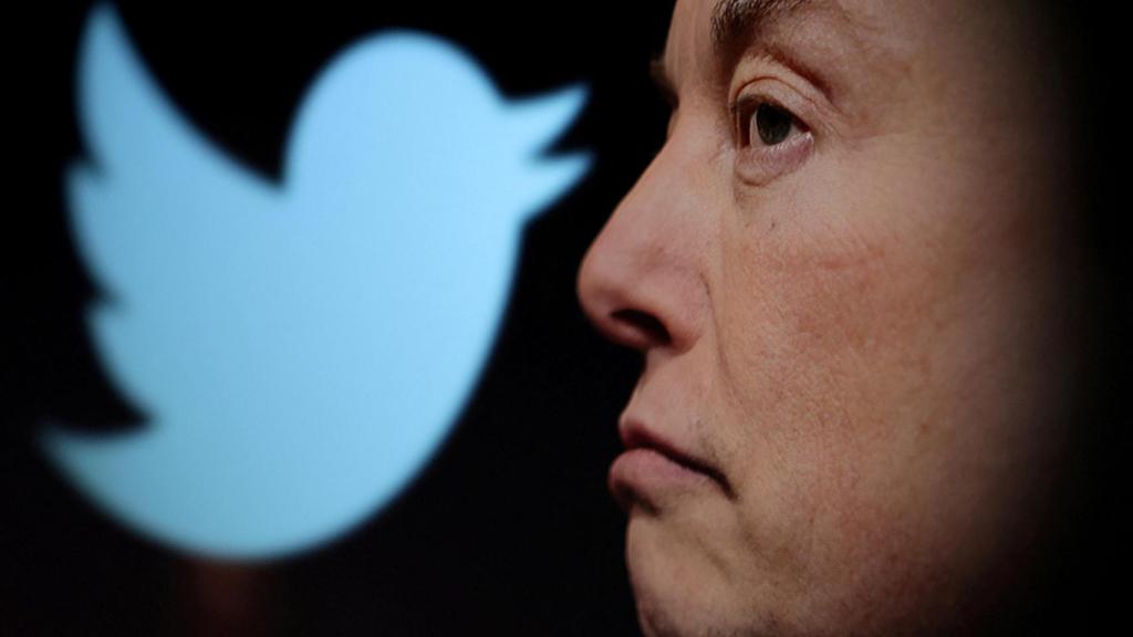 Elon Musk con logo de Twitter