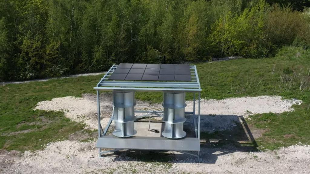 El aerogenerador con placas solares de Unéole