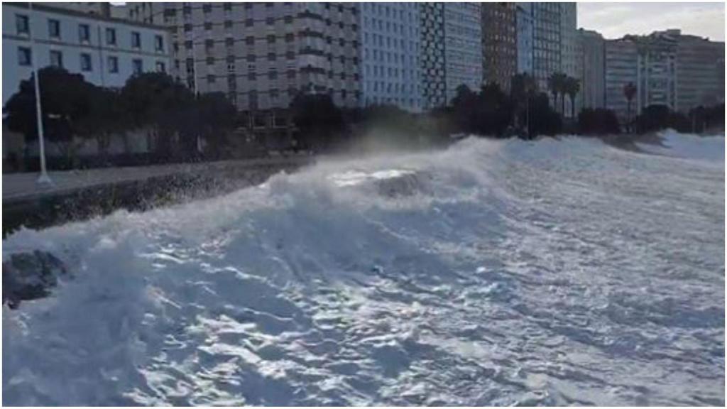 La alerta naranja estará activa en A Coruña hasta el miércoles con olas de hasta cinco metros