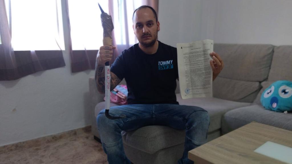 Pedro, este lunes, en Cartagena, mostrando la pata de cabra con la que forzó la puerta de la casa de su abuela en La Unión que está ocupada y que le valió un arresto por allanamiento de morada.