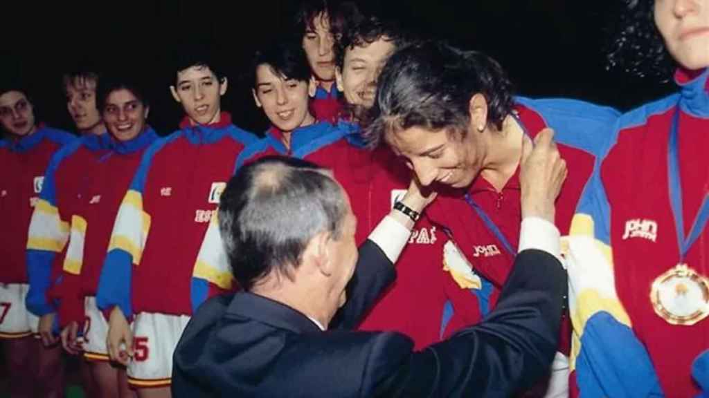 Pilar Valero recibe la medalla de oro del Europeo de 1993 con la selección española.