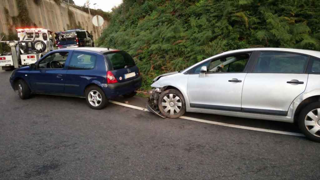 Vehículo intentando remolcar con una cuerda a otro en la Avenida de Madrid.
