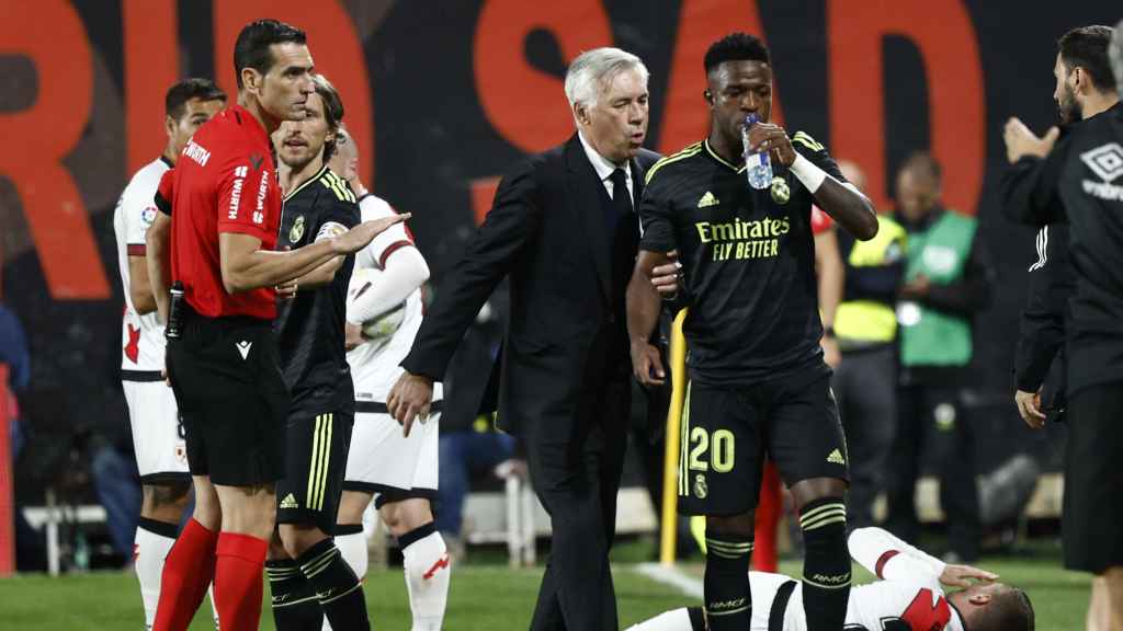 Ancelotti calmando a Vinicius ante Martínez Munuera