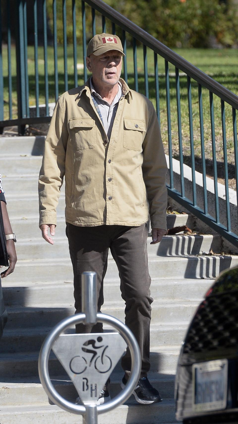 El actor Bruce Willis por las calles de Los Ángeles, California.