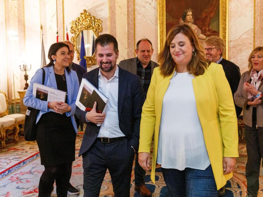 El dirigente socialista, Luis Tudanca, durante su encuentro con la alcaldesa de Segovia, Clara Martín, este martes.