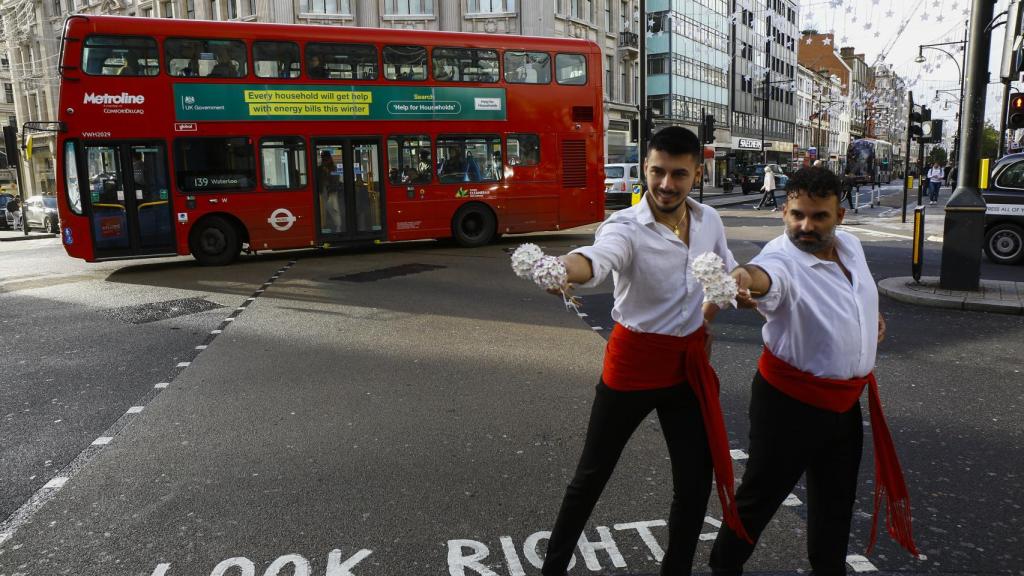 Dos biznagueros este martes en el centro de Londres.