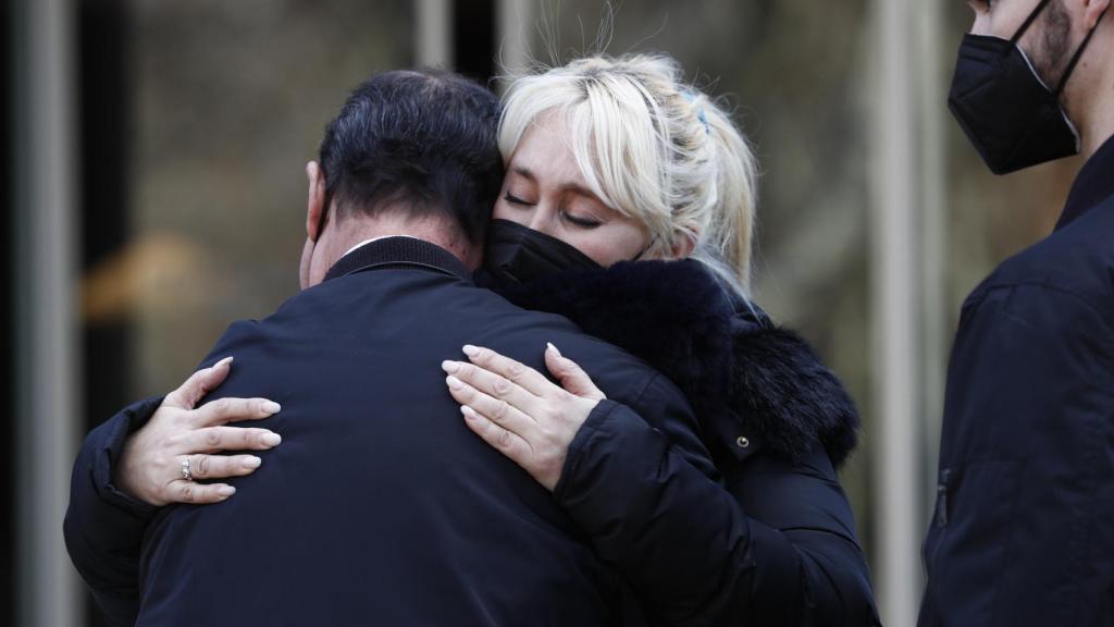 Geraldine Larrosa, rota de dolor el día del último adiós a Carlos Marín.