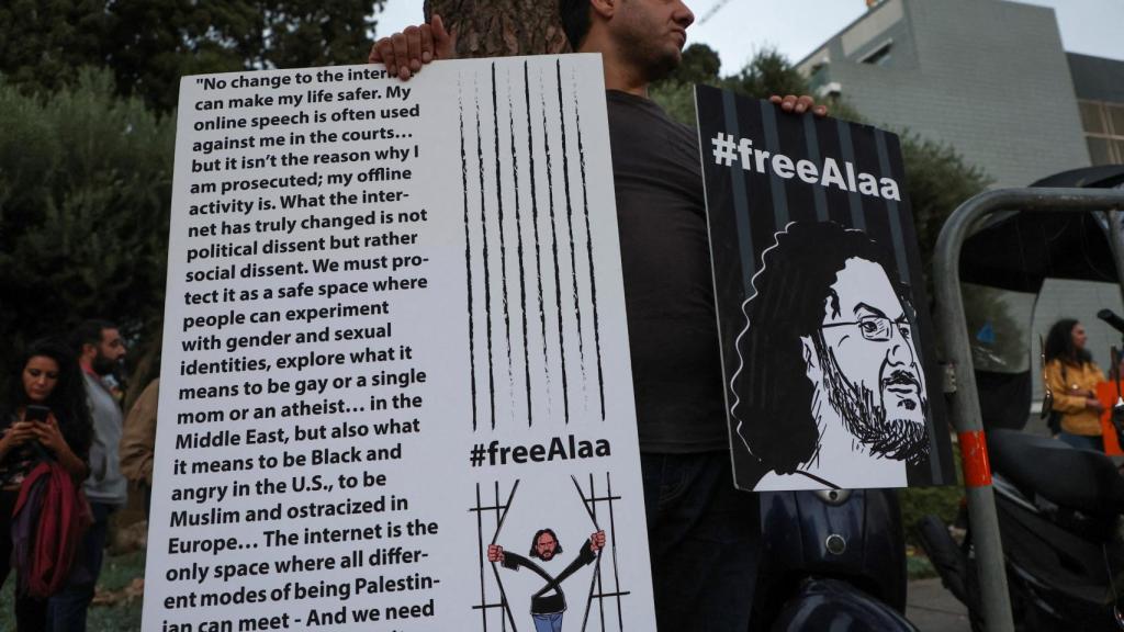 Un manifestante sujeta una pancarta reclamando la liberación del activista británico egipcio.