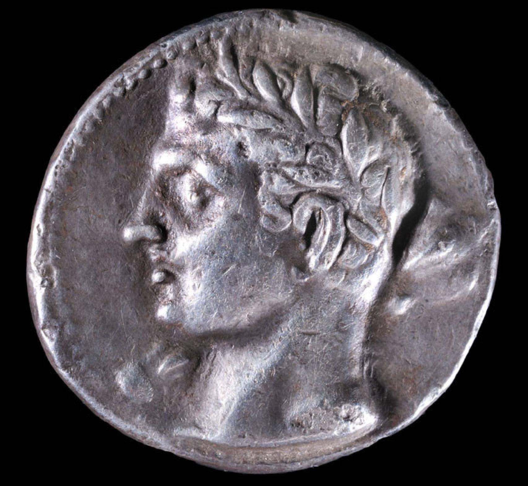 Trishekel hispano-cartaginés con Aníbal en el anverso, asimilado a Heracles, y elefante en el reverso, procedente del Museo Arqueológico Nacional.