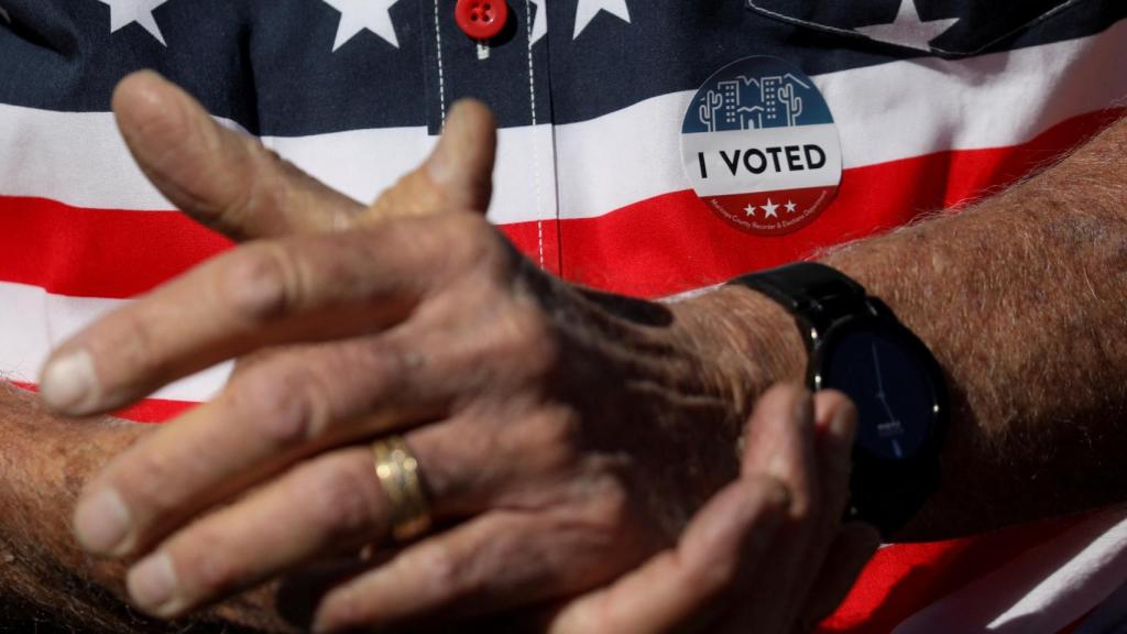 Un estadounidense  acude a votar en las midterms.