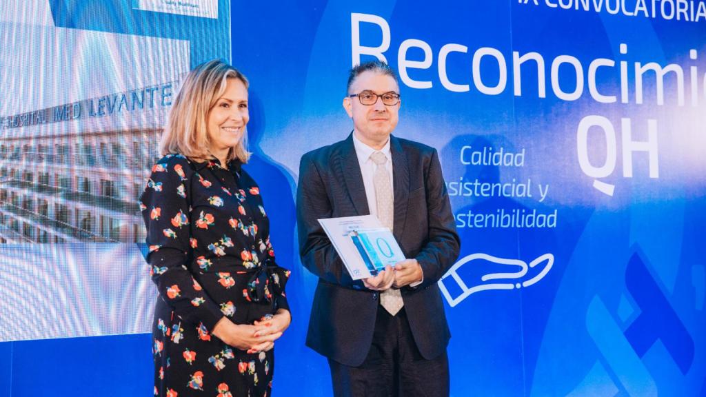 Dr. Bruno Meola, director médico de IMED Levante y representante del grupo que ha recogido el galardón.