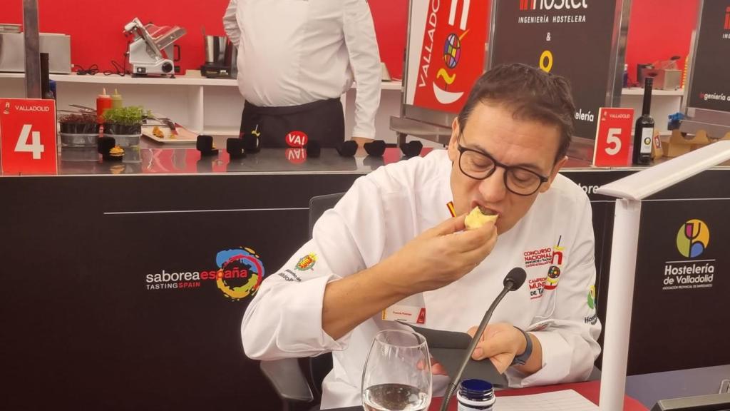 Imagen del jurado probando uno de los pinchos
