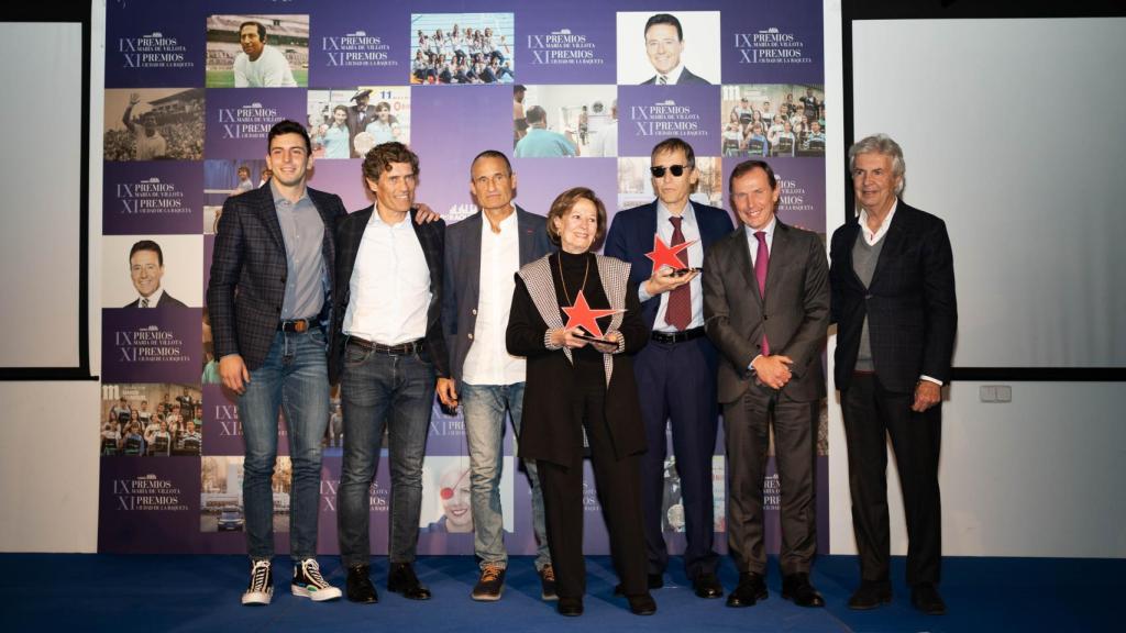 La familia Llorente-Gento y la viuda de Paco Gento, Mari Luz Real, reciben el premio María de Villota junto a Emilio Butragueño y Emilio de Villota