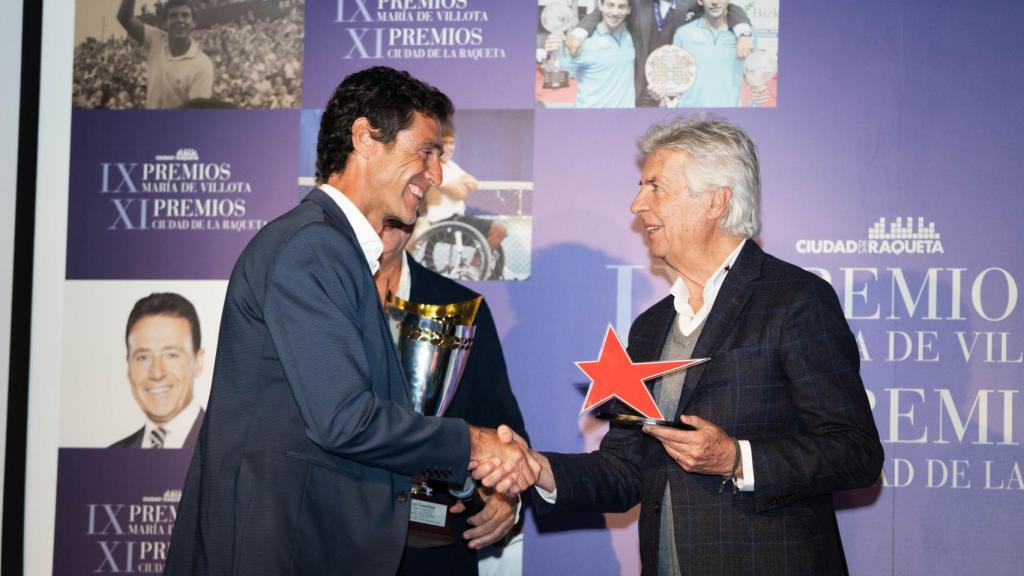 Miki Oca, entrenador de la selección femenina de waterpolo, junto a Emilio de Villota