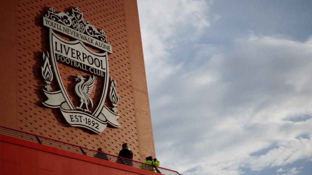 Vista general de Anfield, con el escudo del Liverpool en primer plano