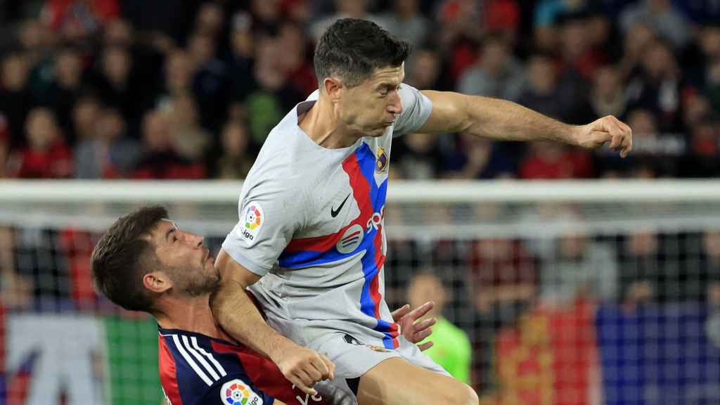 Codazo de Robert Lewandowski a David García por el que vio la segunda amarilla y fue expulsado