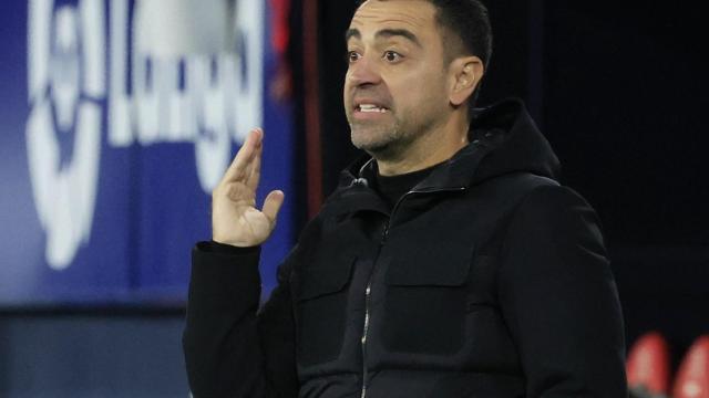 Xavi Hernández, dando indicaciones a sus jugadores en la banda