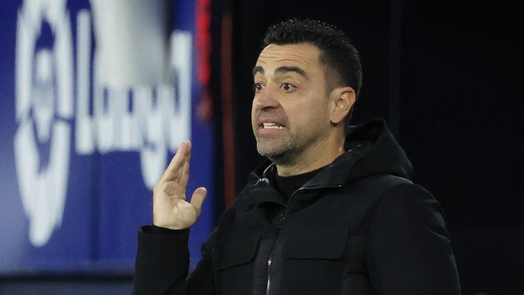 Xavi Hernández, dando indicaciones a sus jugadores en la banda
